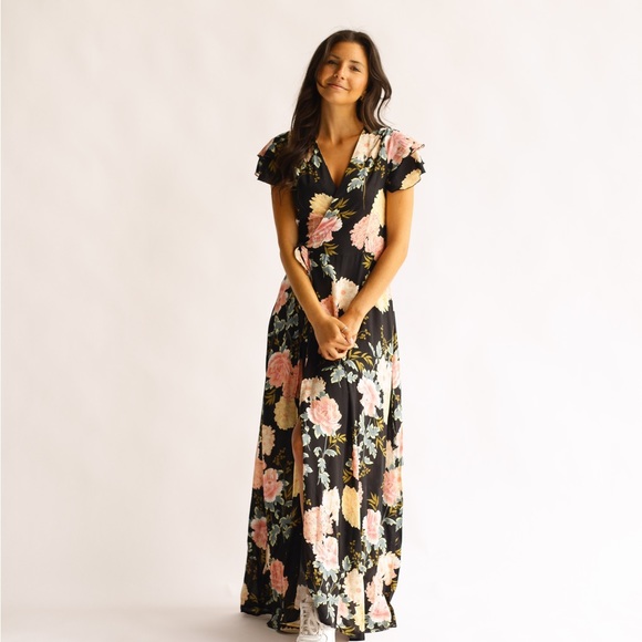 Wholesale. Selling as a lot. 200 dresses. Sizes vary from small to large 6$ each - Picture 12 of 16